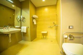 Отель Ramada by Wyndham Podgorica Подгорица Двухместный номер с 2 отдельными кроватями - Подходит для гостей с ограниченными физическими возможностями-2